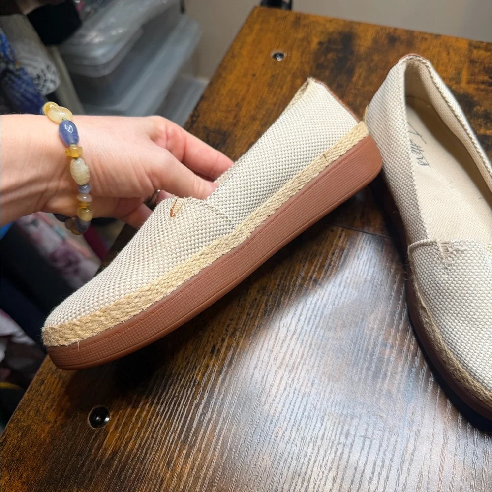 Trotters Accent Beige espadrille-style slip-on minimalist shoes Size 5.5